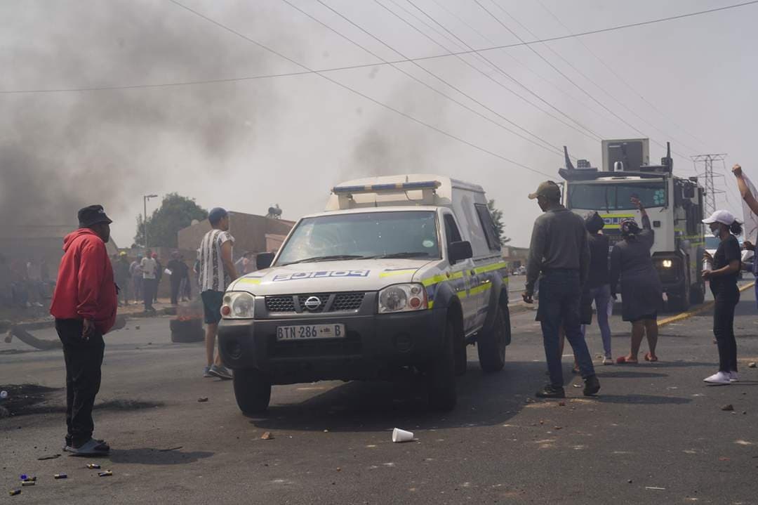 Police disperse water protesters with tear gas in Johannesburg street