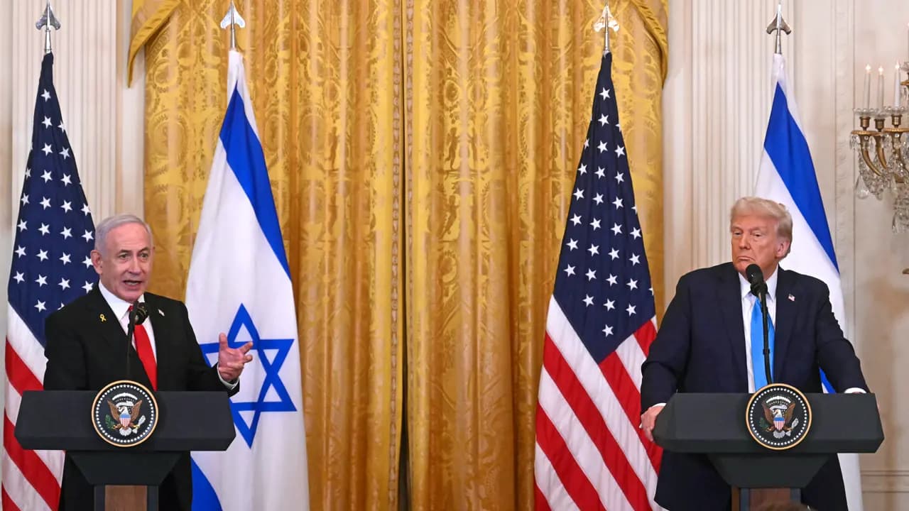 US President Donald Trump R and Israels Prime Minister Benjamin Netanyahu