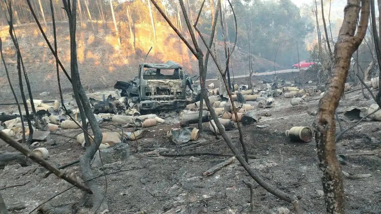 A truck carrying gas cylinders crashed and caught fire on the R71 near Magoebaskloof above Ruskamp on 16 July 2025