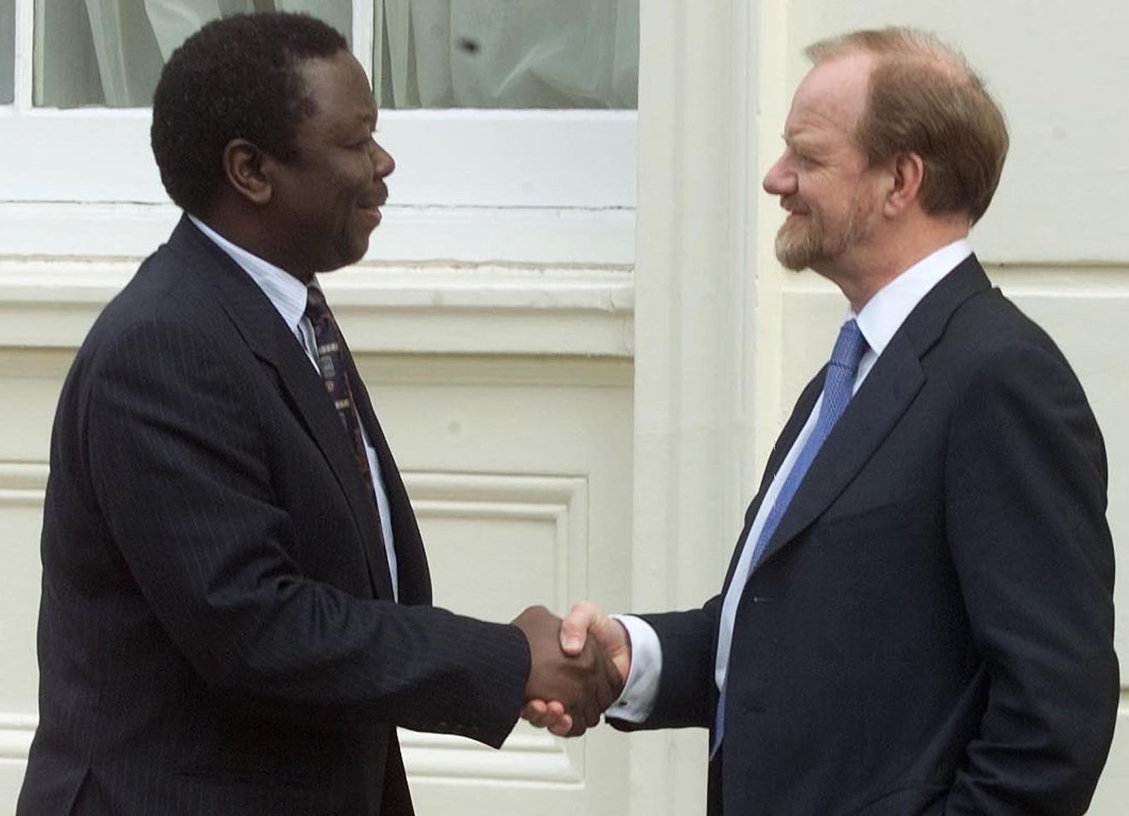 Meeting Robin Cook the then UK foreign secretary to discuss tensions in Zimbabwe caused by the seizure of white owned farms in April 2000 | Report Focus News