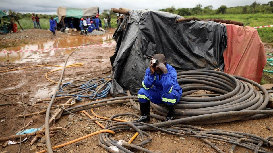 At least two dead 20 trapped after Zimbabwe gold mine collapses | Report Focus News