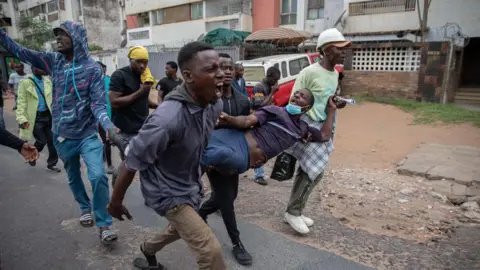 Protesters set fire to Maputo's Courts of Justice